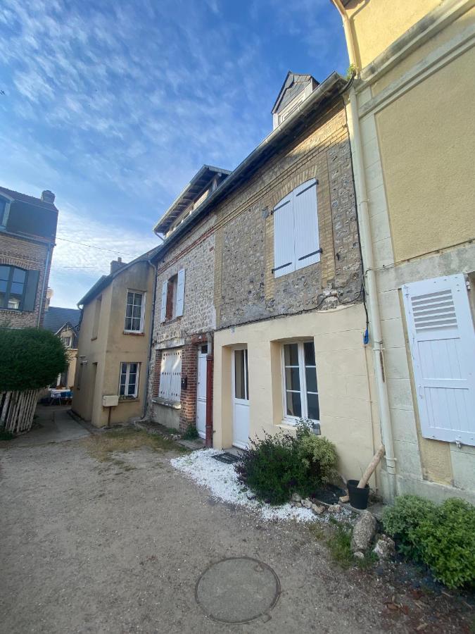 Charmante Maison Au Coeur De Villerville Exterior photo